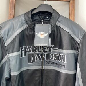Authentic Harley Davidson classic leather riding jacket. Size 2XL
NWT